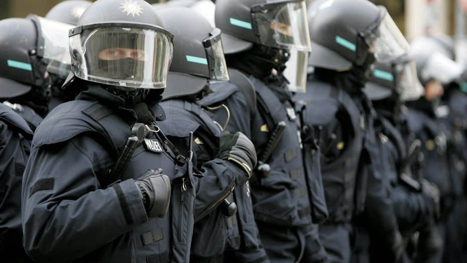 Polizei mit Schutzhelmen mehrere Polizisten mit Schutzhelmen