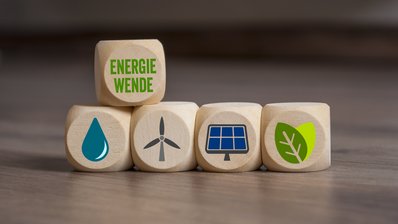 Symbolbild Energiewende; verschiedene Würfel liegen auf dem Tisch und zeigen Symbole für Windktaft, Wasserkraft, Solarenergie, Erdwärme und Biomasse