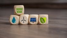 Symbolbild Energiewende Symbolbild Energiewende; verschiedene Würfel liegen auf dem Tisch und zeigen Symbole für Windktaft, Wasserkraft, Solarenergie, Erdwärme und Biomasse