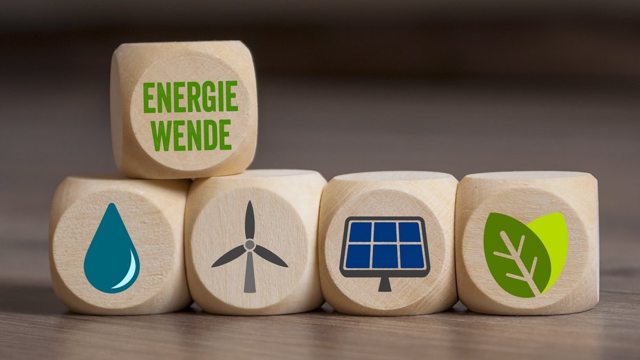 Symbolbild Energiewende Symbolbild Energiewende; verschiedene Würfel liegen auf dem Tisch und zeigen Symbole für Windktaft, Wasserkraft, Solarenergie, Erdwärme und Biomasse