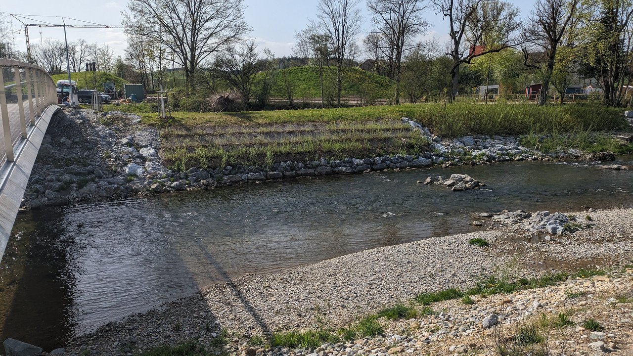 Argen mit Kiesfläche Links im Bild ein Steg, der über die Argen führt. Rechts im Bild die Kiesfläche entlang der Argen